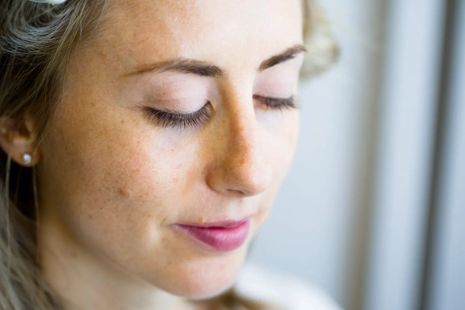 Close-up of the bride with her eyes closed during makeup
