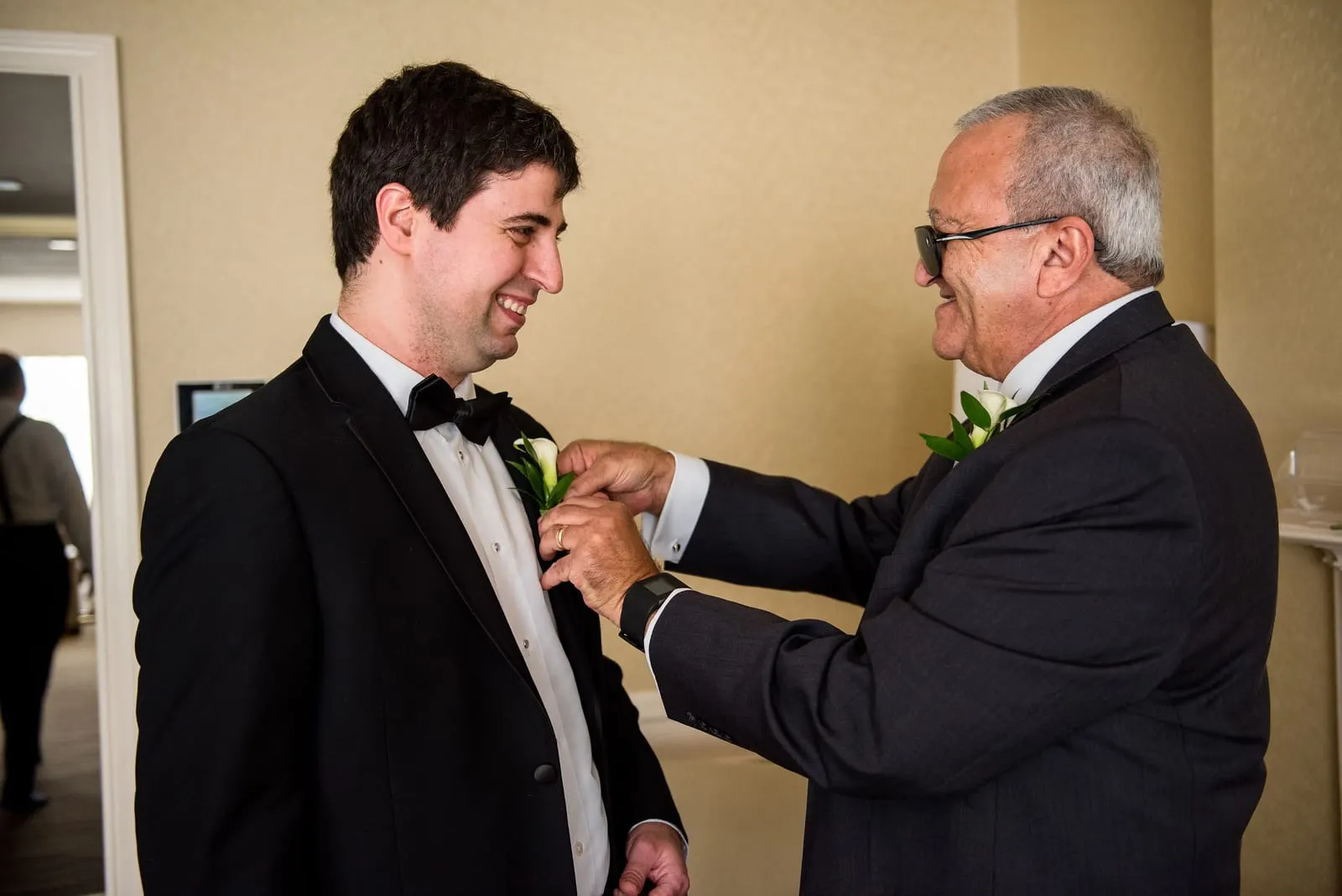 Pinning on the groom's boutonniere